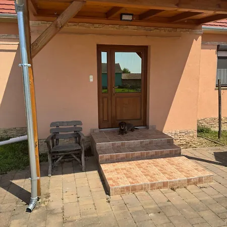 Nyugalom Szigete, Kishaz Apartmán