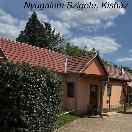 Nyugalom Szigete, Kishaz דירה